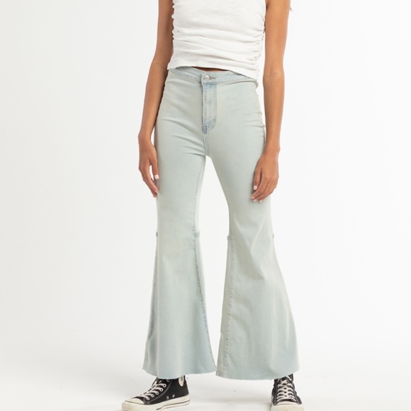Free People Womens Youthquake Crop Flare Jeans in Bleach sz 30 - Picture 2 of 5